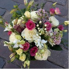 Flower basket with white roses (Compact)
